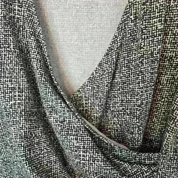 Ann Taylor Faux Wrap Geometric Print Top 3/4 Sleeve Sz M - Picture 2 of 6